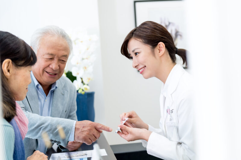 患者に説明する薬剤師